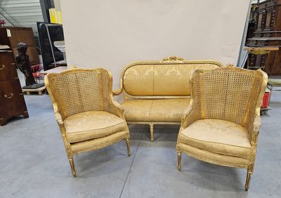 trois chaises et un canapé dans une pièce où il y a beaucoup de meubles
