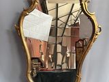 un miroir posé sur une table avec une feuille de papier