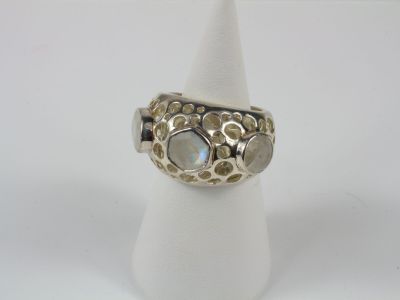 une bague en argent avec une pierre arc-en-ciel au centre