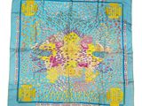 foulard en soie bleu orné de fleurs jaunes et roses sur fond bleu