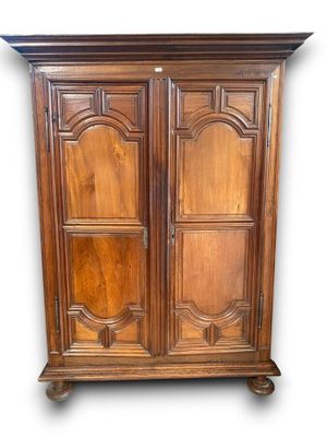 une image représentant une armoire en bois avec deux portes de chaque côté