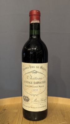 une bouteille de vin posée sur une table en bois