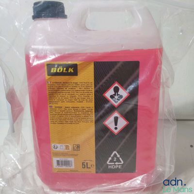 une bouteille contenant un liquide rose posée sur une table