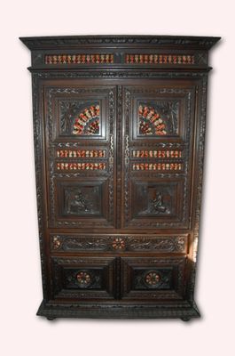 Dans une chambre du deuxième étage, belle armoire bretonne à…