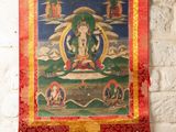 une tenture murale sur laquelle est représenté un Bouddha