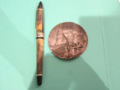 Stylo Laguiole + Une Medaille EN Metal .
