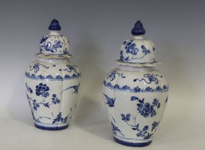 deux vases bleus et blancs placés l'un à côté de l'autre