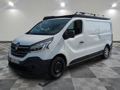 la camionnette blanche est garée sur le sol en damier d'une pièce