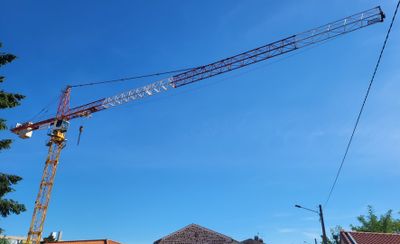 une grue garée sur le bord de la route
