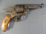 un vieux fusil exposé sur une table