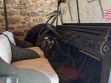 un vieux véhicule militaire avec un drapeau à l'arrière