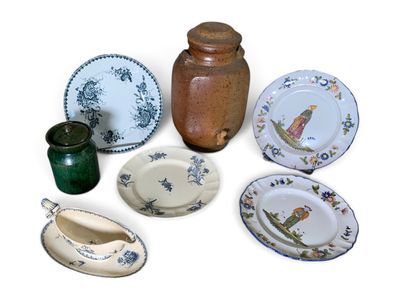de nombreux types d'assiettes et de vases sur la table