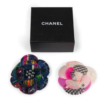 une boîte noire contenant deux petites barrettes à fleurs