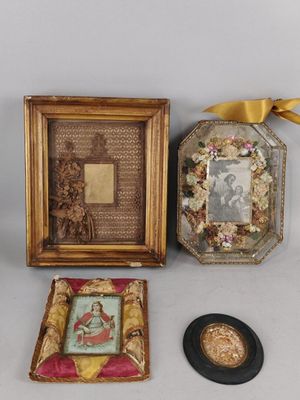 trois photos encadrées et la photo d'une femme sont posées sur une table