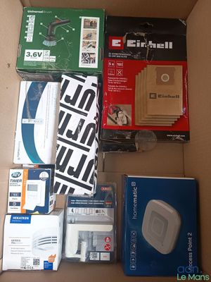 une boîte en carton remplie d'appareils électroniques et d'autres articles