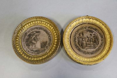 deux assiettes en or sur lesquelles figurent les portraits d'un homme et d'une femme