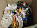 une boîte en carton remplie de rubans de toutes sortes