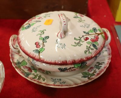 trois assiettes et un bol posés sur une nappe rouge