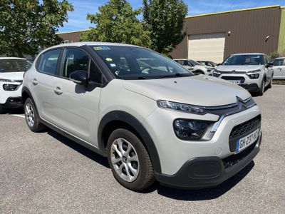 une Citrole blanche garée sur un parking à côté d'autres voitures