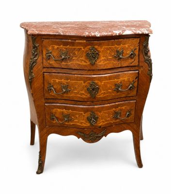 une commode ancienne avec un plateau en marbre