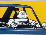 tableau représentant un homme au volant d'une voiture, le sourire aux lèvres
