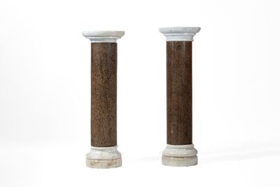 une paire de socles en bois et en marbre sur fond blanc