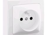 une image représentant une prise électrique blanche sur un mur blanc