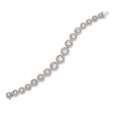 un bracelet en diamants et en or blanc