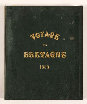 un livre noir orné de lettres dorées, posé sur une surface blanche