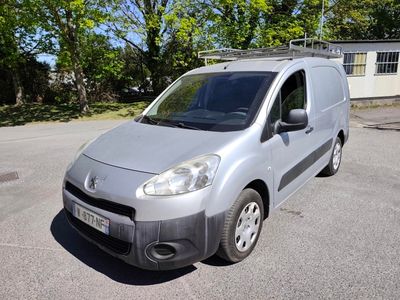 une camionnette argentée garée dans un parking