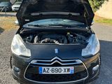une voiture noire dont le capot est ouvert et le capot ouvert