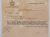 une vieille lettre sur laquelle figure la photo d'un homme tenant une raquette de tennis