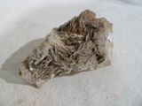 un morceau de roche qui a été laissé par terre