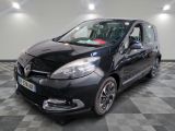 la photo d'une voiture noire garée dans un garage