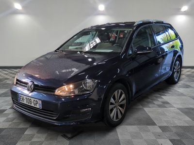 une photo d'une Volkswagen Golf break bleue garée dans un garage