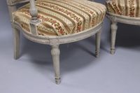 Paire de fauteuils en bois laqué gris à dossiers renversés, … (photo 4)