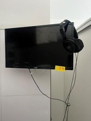 une télévision à écran plat fixée au mur de la salle de bains
