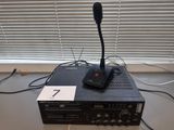 une radio posée sur une table, avec un micro au-dessus