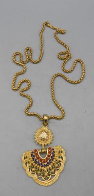 Long pendentif en métal doré orné de strass imitant les pier…