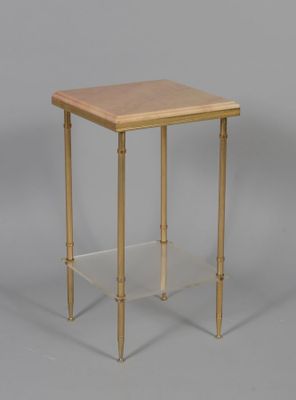 une photo d'une table d'appoint avec une étagère en verre
