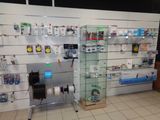 un rayon d'électronique dans un magasin comportant de nombreuses étagères