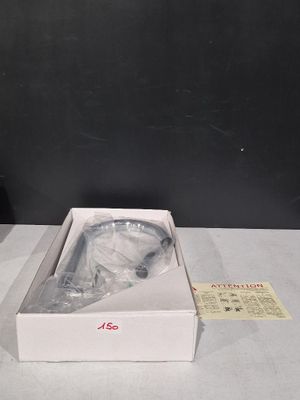 une boîte contenant une paire de chaussures, posée sur une table