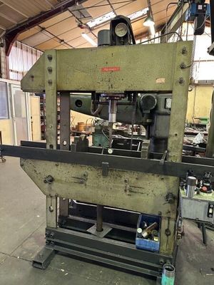 une image d'une machine se trouvant dans un atelier