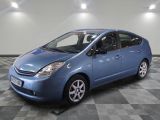 la petite voiture bleue est garée dans le garage sur un sol en damier