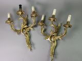 paire d'appliques murales anciennes ornées de feuilles d'or et dotées de bougeoirs