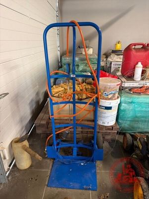 un chariot bleu muni d'une poignée bleue dans un garage