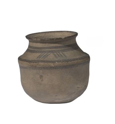 un pot en terre cuite posé sur une surface blanche