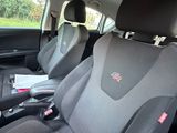 l'intérieur d'une voiture comportant deux rangées de sièges et un volant