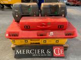 trois valises empilées les unes sur les autres sur une palette