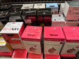 Dans un magasin, les cartons sont empilés les uns sur les autres